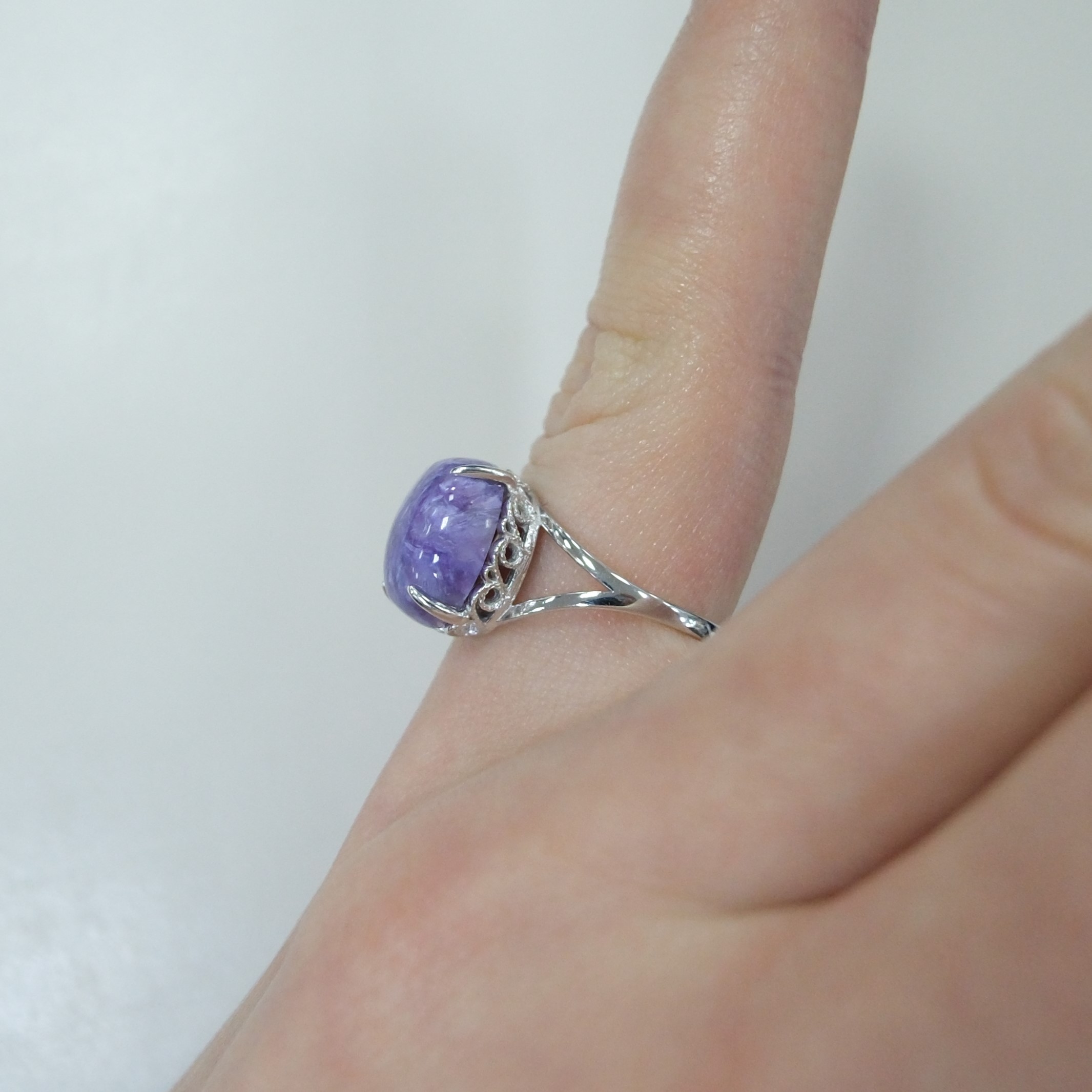 Серебряное кольцо с чароитом